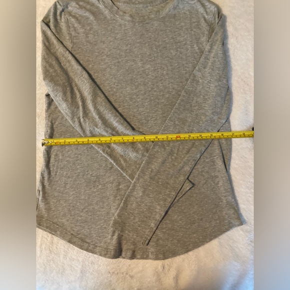 Lululemon long sleeve top gray size M/L - Picture 2 of 6